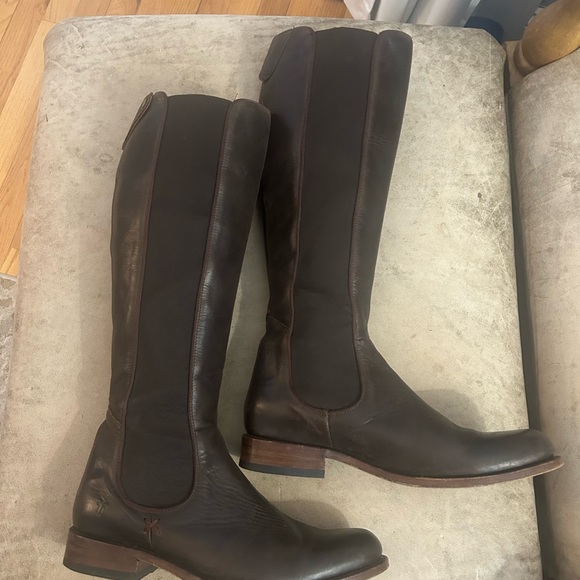 Frye Women’s Elegant Brown Leather Boots - Picture 3 of 6